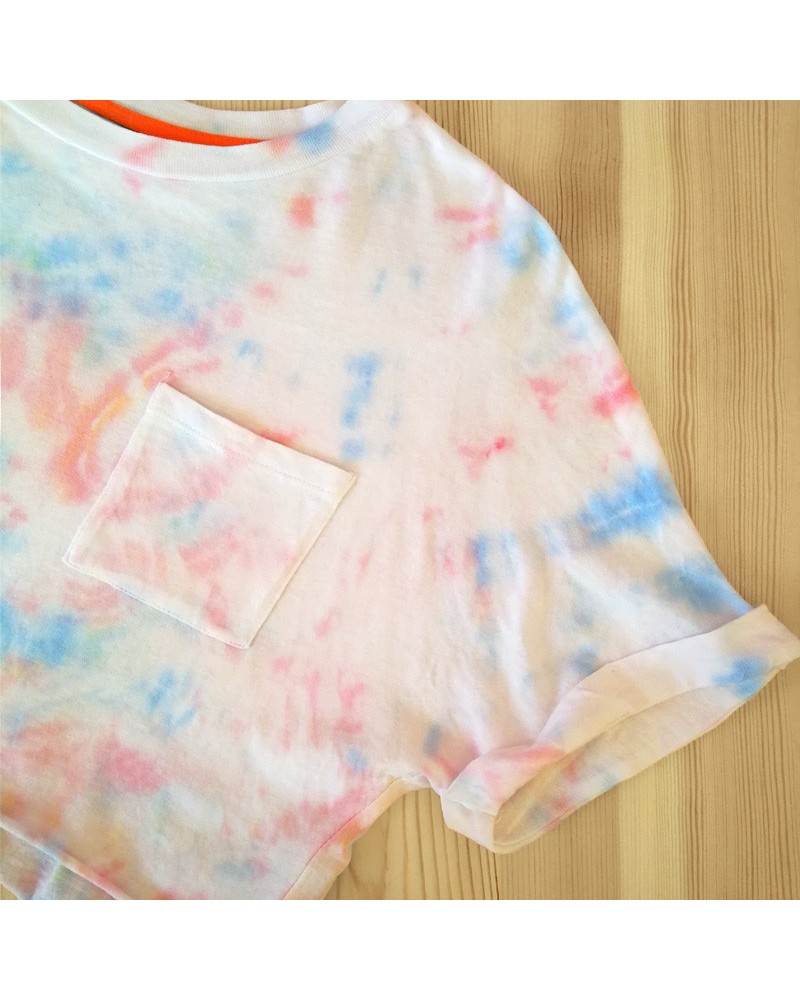 Camiseta tie dye rosa y azul